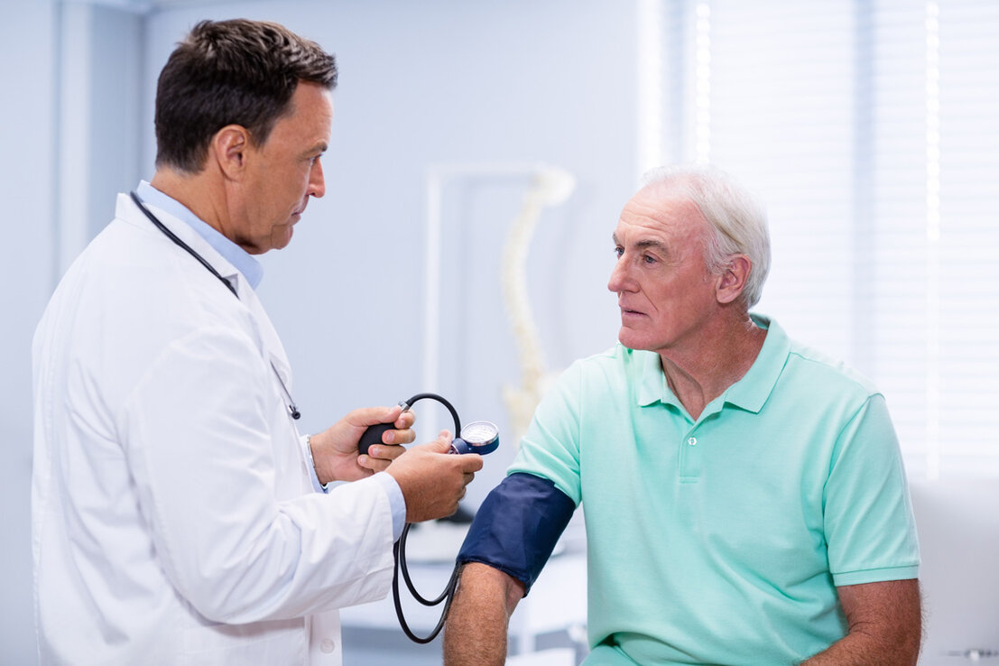 Infermiere che controlla i parametri di un donatore di sangue