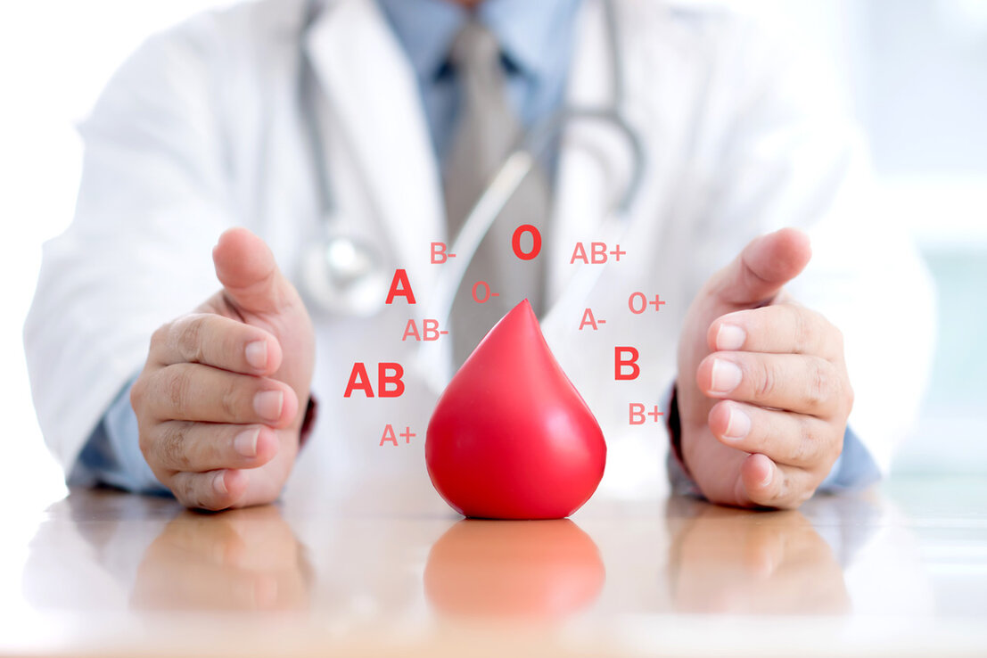 Mano che stringe una pallina morbida durante la donazione di sangue